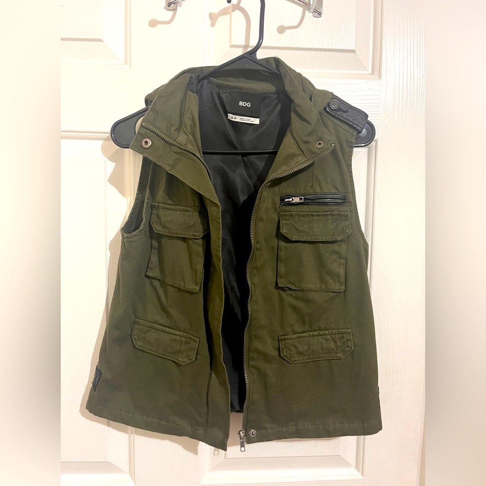 BDG army green vest with multiple pockets with a hood size small